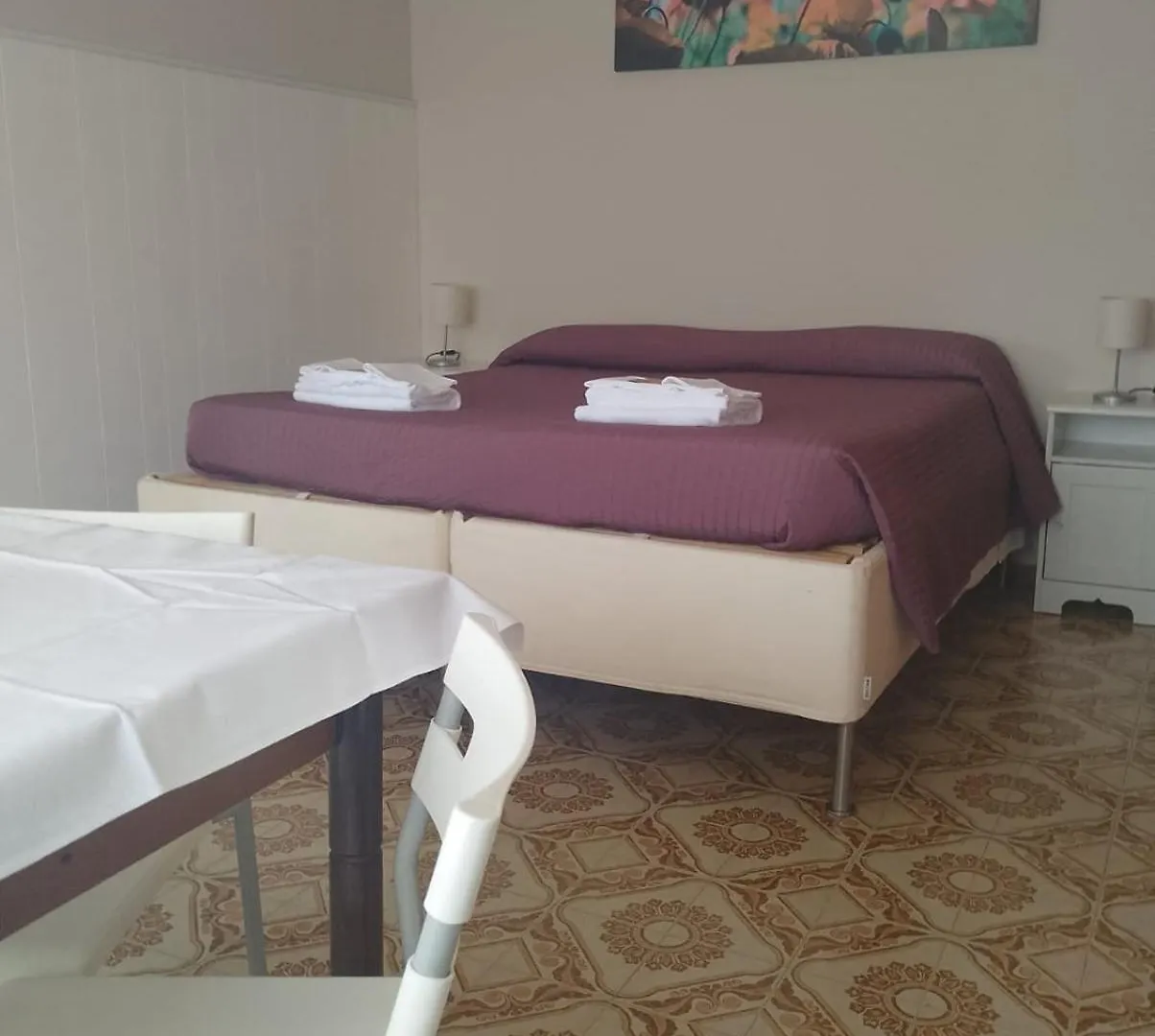 Monolocali Da Vinci Hotel Falconara Marittima 0*,